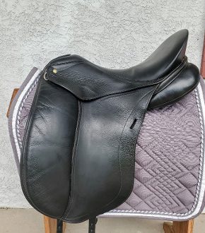 A Schleese Infinity Dressage UC92 on top of a rug.