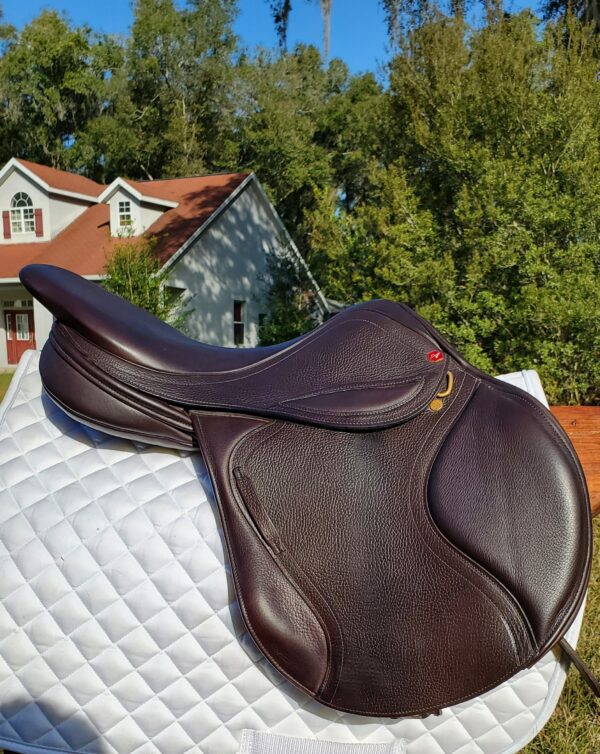 An Albion Kontact Lite Demo - ON TRIAL saddle sitting on top of a white blanket.