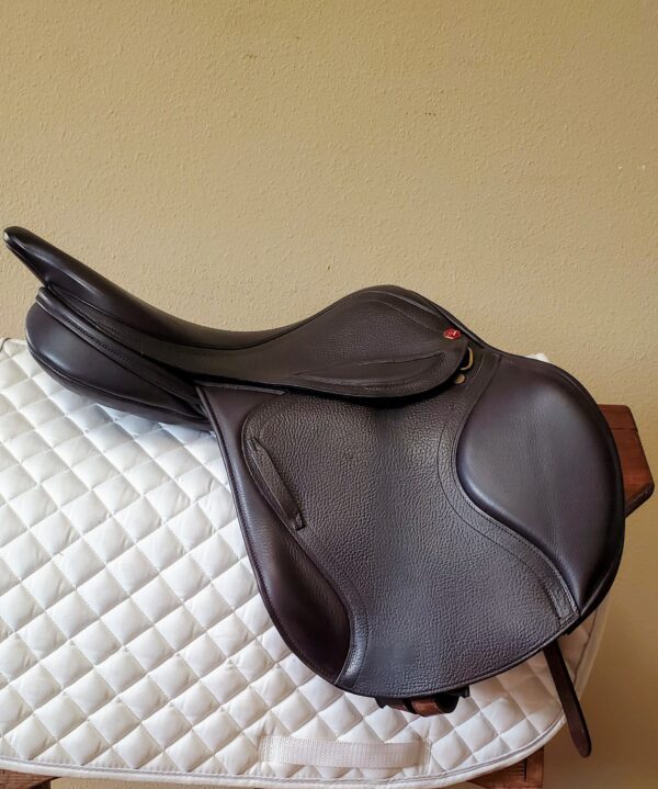 An Albion Kontact Lite Demo - ON TRIAL saddle sitting on top of a quilt.