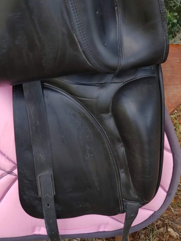 A Prestige D2000 Top Dressage - UC193 sitting on top of a pink saddle.