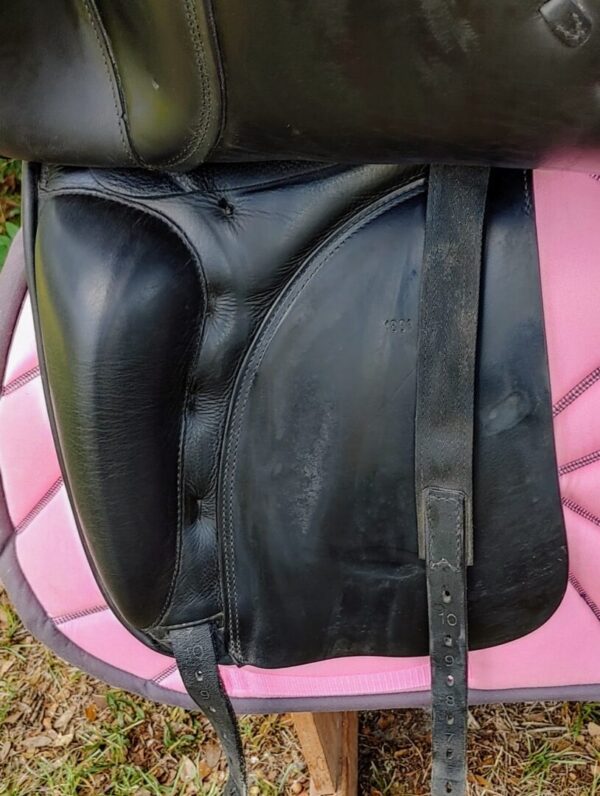 A Prestige D2000 Top Dressage - UC193 with a pink and black saddle pad.