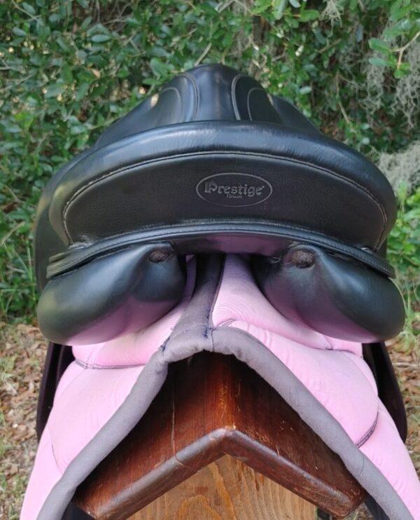 The back of a Prestige D2000 Top Dressage - UC193 with a pink and black saddle pad.