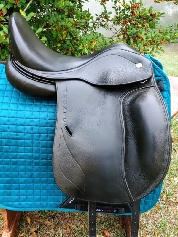 An IKONIC ‘PRO’ Evolution Dressage UC245 saddle sitting on top of a blanket.