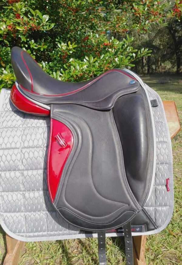 A Ryder Excellence Monoflap Dressage R32 saddle sitting on a grassy area.