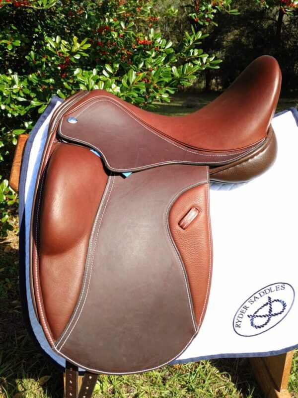 The Ryder Excellence Dressage R52 saddle sitting on top of a blanket.