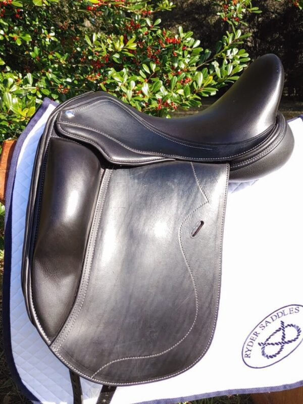 A Ryder Panamera Monoflap Dressage - R40 saddle sitting on top of a rug.