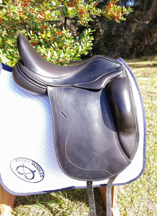 A Ryder Panamera Monoflap Dressage - R40 saddle sitting on top of a blanket.