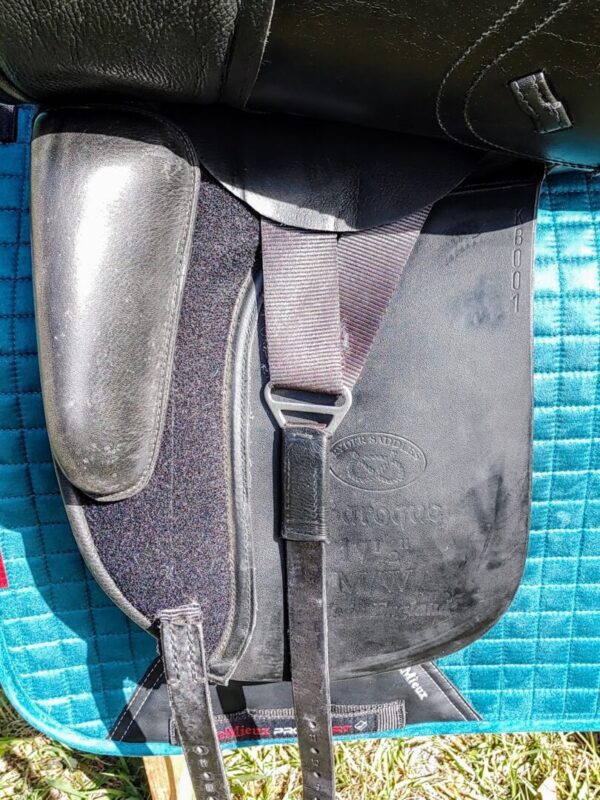 An Ryder Baroque Dual Flap Dressage - DEMO R1 saddle with a saddle pad on it.