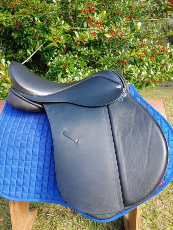 A Ryder Prequel General Purpose / Dual Flap - R36 saddle sitting on top of a blue mat.