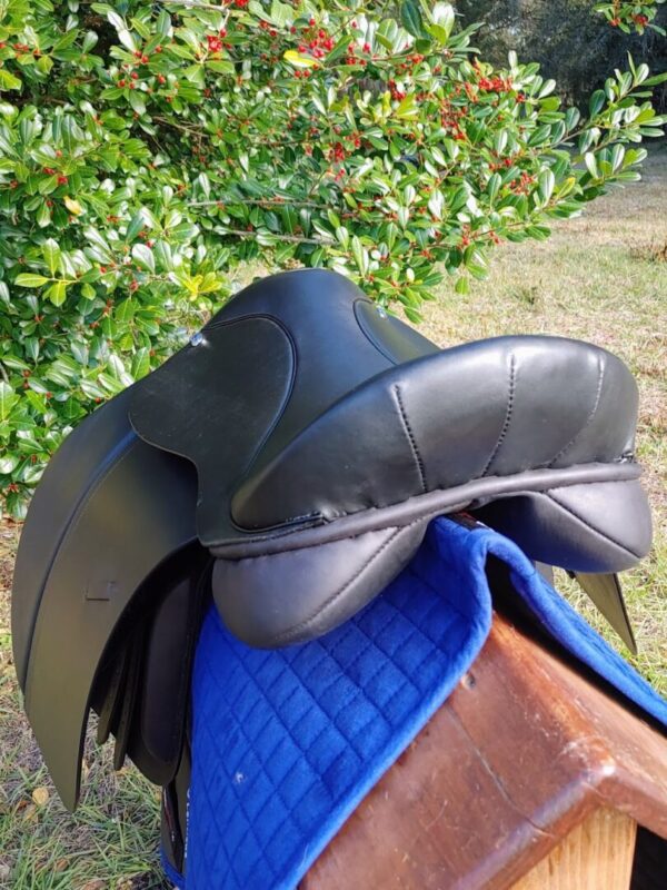 A Ryder Prequel General Purpose / Dual Flap - R36 saddle with a blue blanket on it.