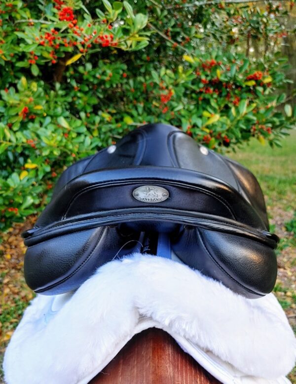 The back of a horse saddle with a Fairfax Classic Jump / UC242 saddle pad.