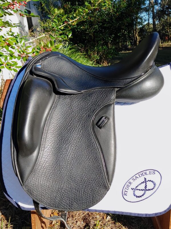 A black Ryder Excellence Monoflap Dressage - R11 saddle on top of a white blanket.
