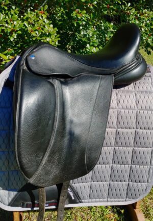 A Frank Baines Pirouette Monoflap Dressage – UC272 saddle sitting on top of a blanket.