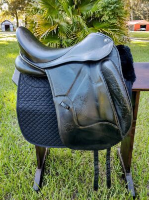 Black saddle with quilted navy pad