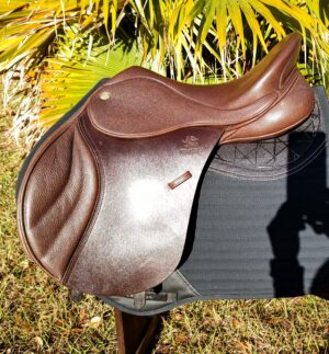 Fairfax close contact saddle on black pad