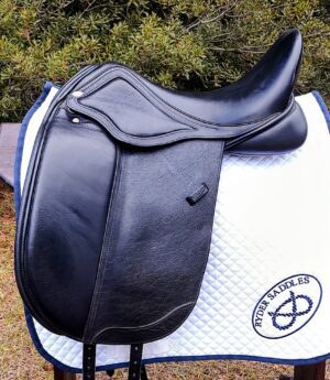 Ryder black dressage saddle on white quilted pad