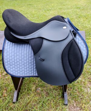 Thorowgood T4 GP black saddle on blue pad