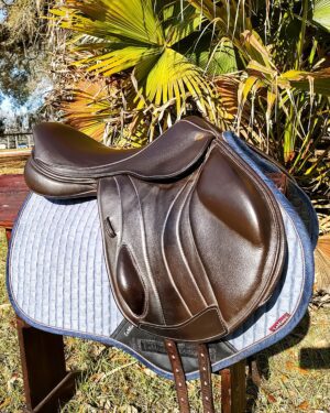Side view Fairfax jumping saddle on pad